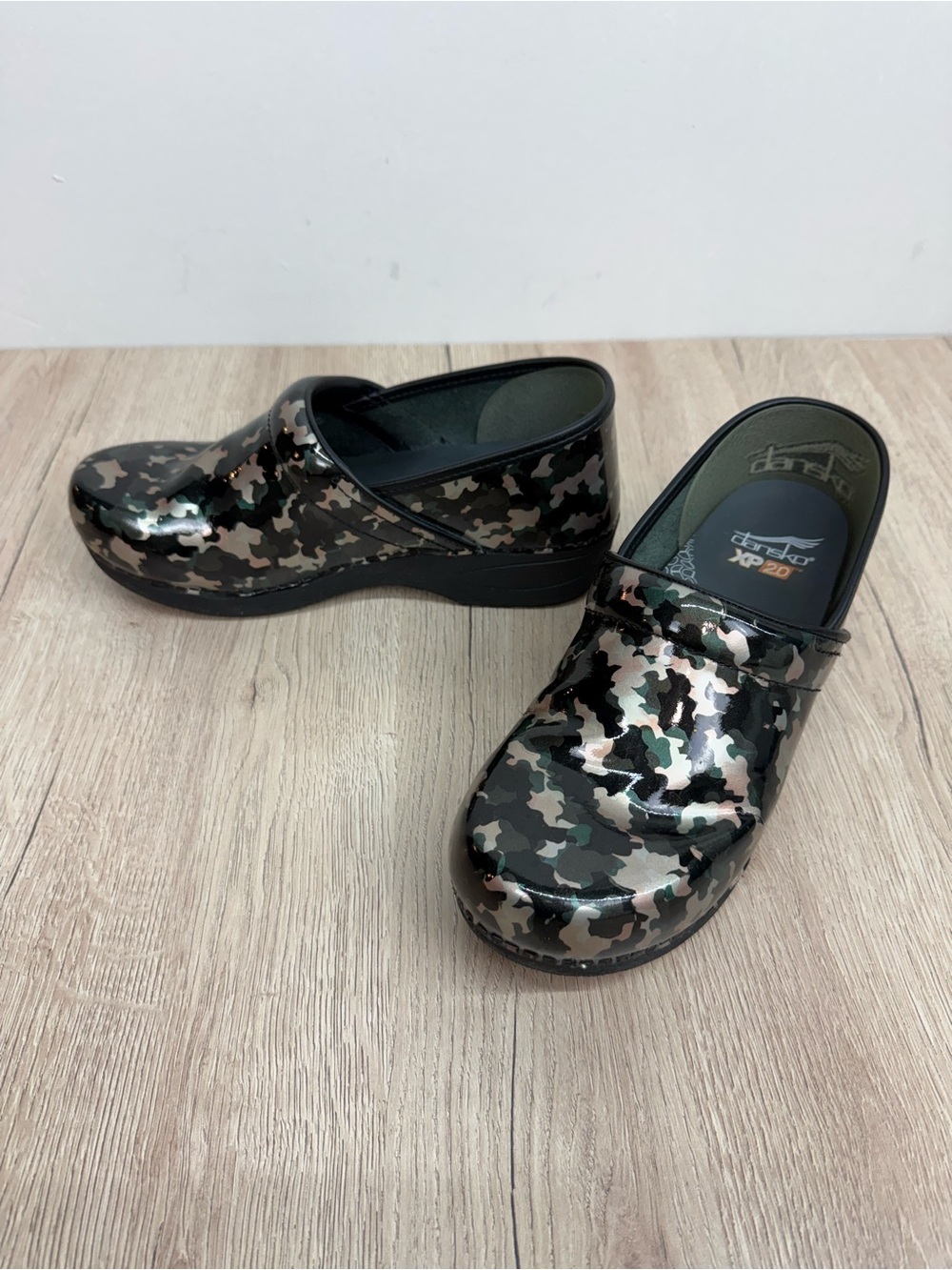Dansko XP 2.0 Camo Patent Leather Slip-On Casual Clogs Black/Green 41/US 10.5-11